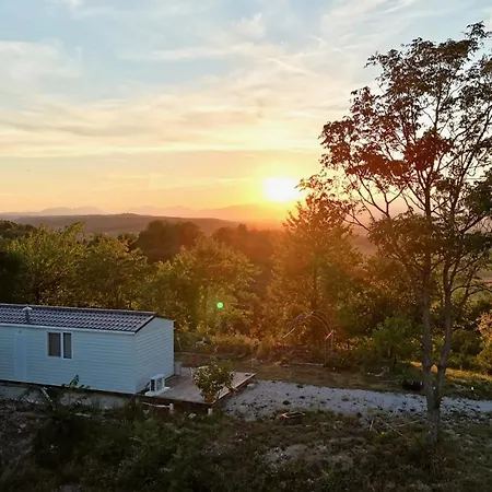 Im Romantischen Tiny House Trzec